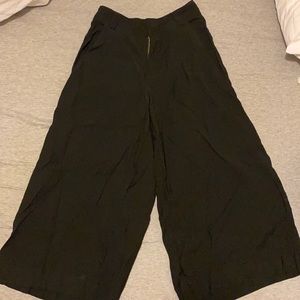 Guess black cropped wide leg pants (culottes)